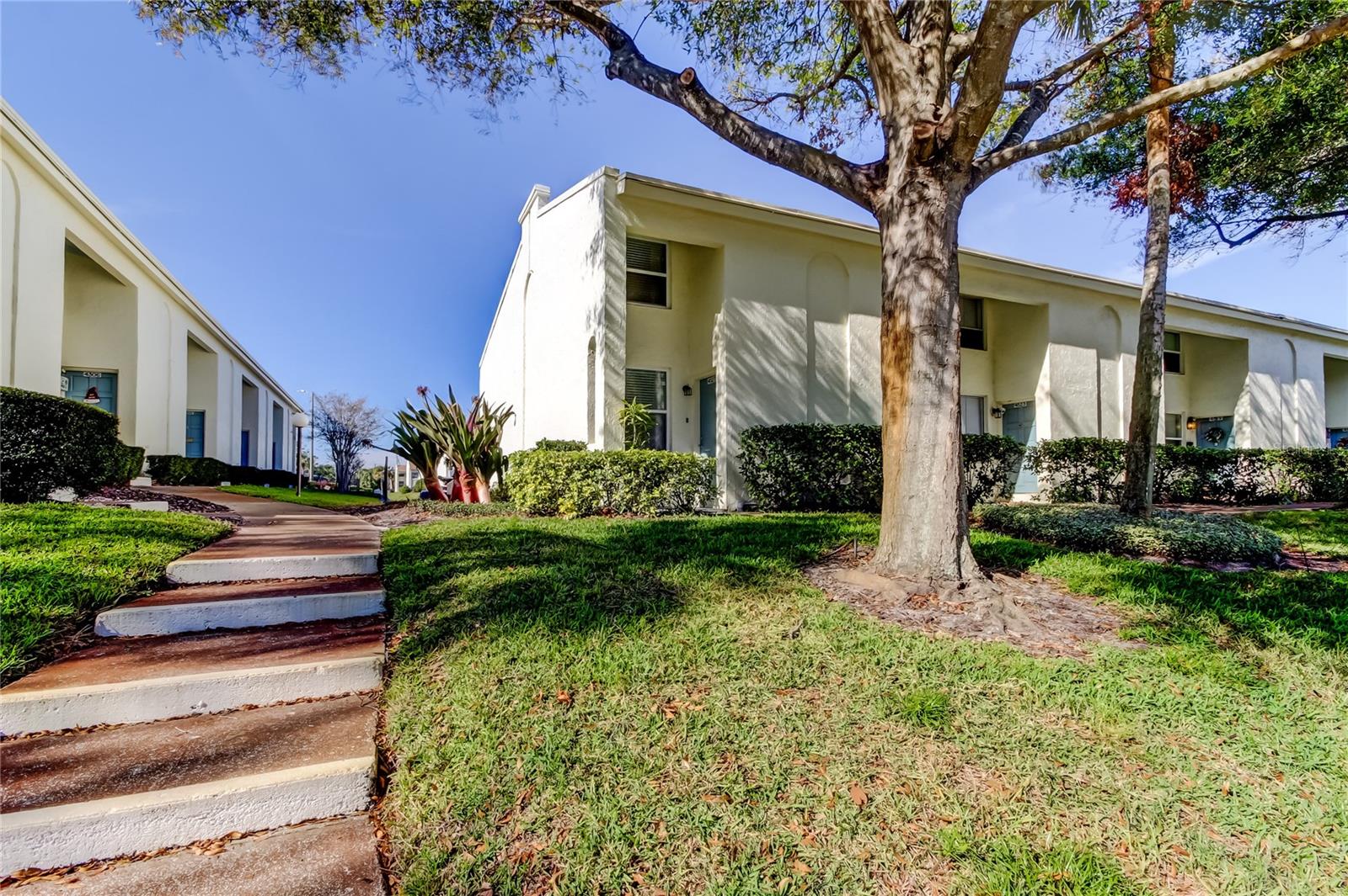 4527 W LA VILLA LN