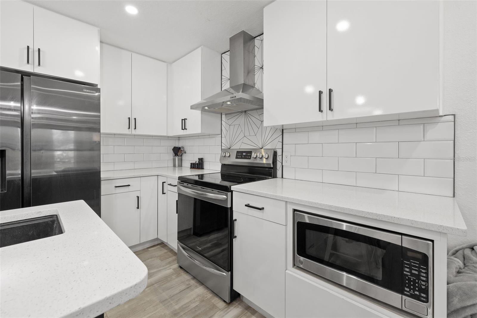 1915 E JEAN ST