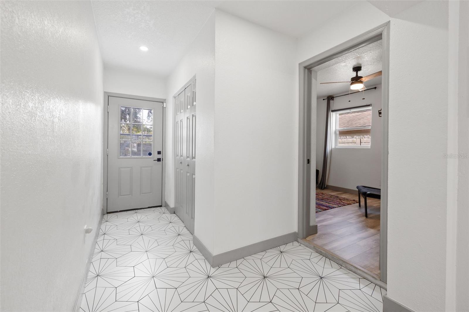 1915 E JEAN ST