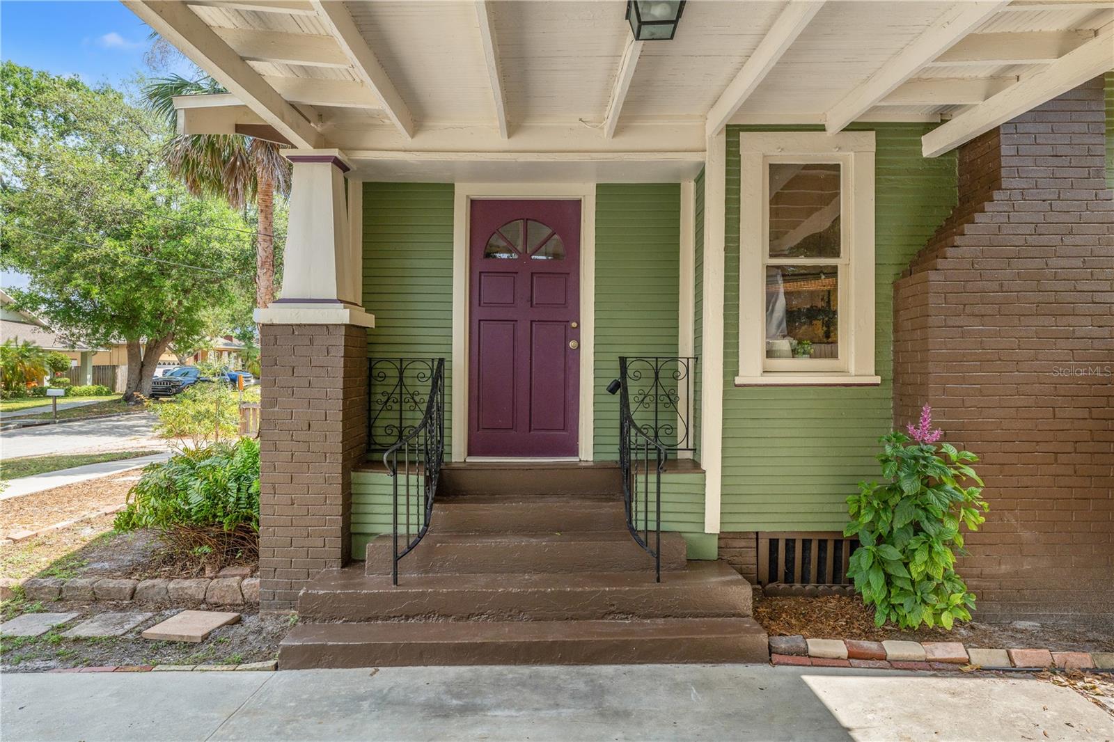 204 W CURTIS ST