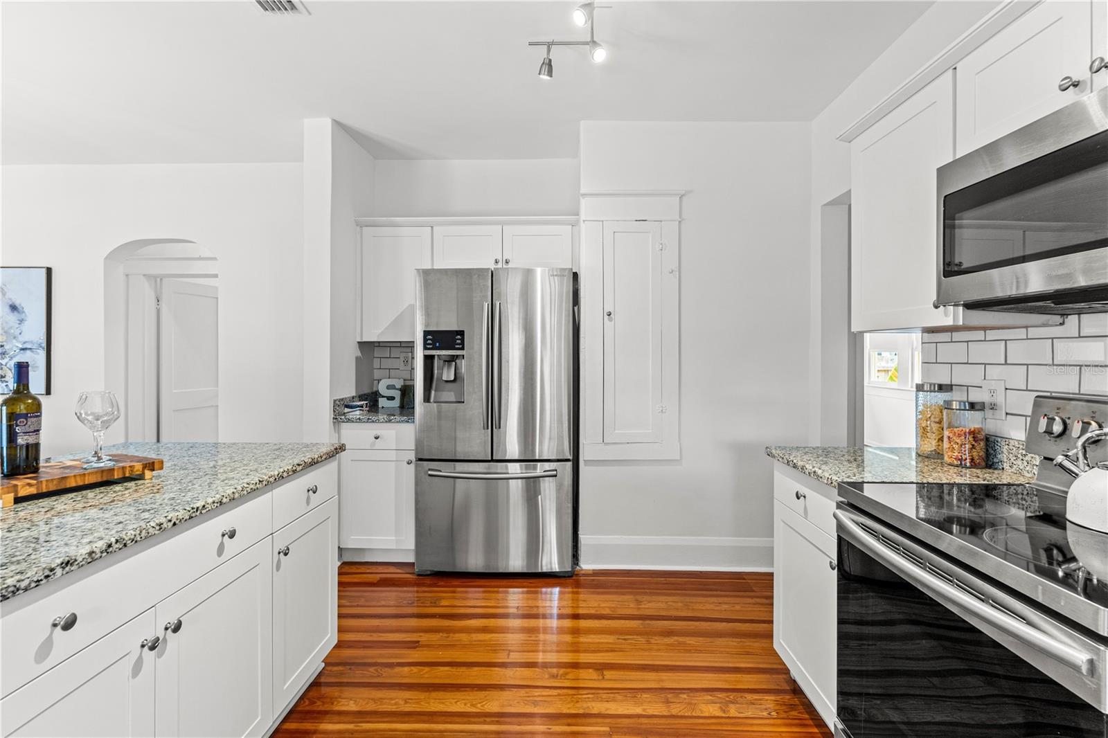 204 W CURTIS ST