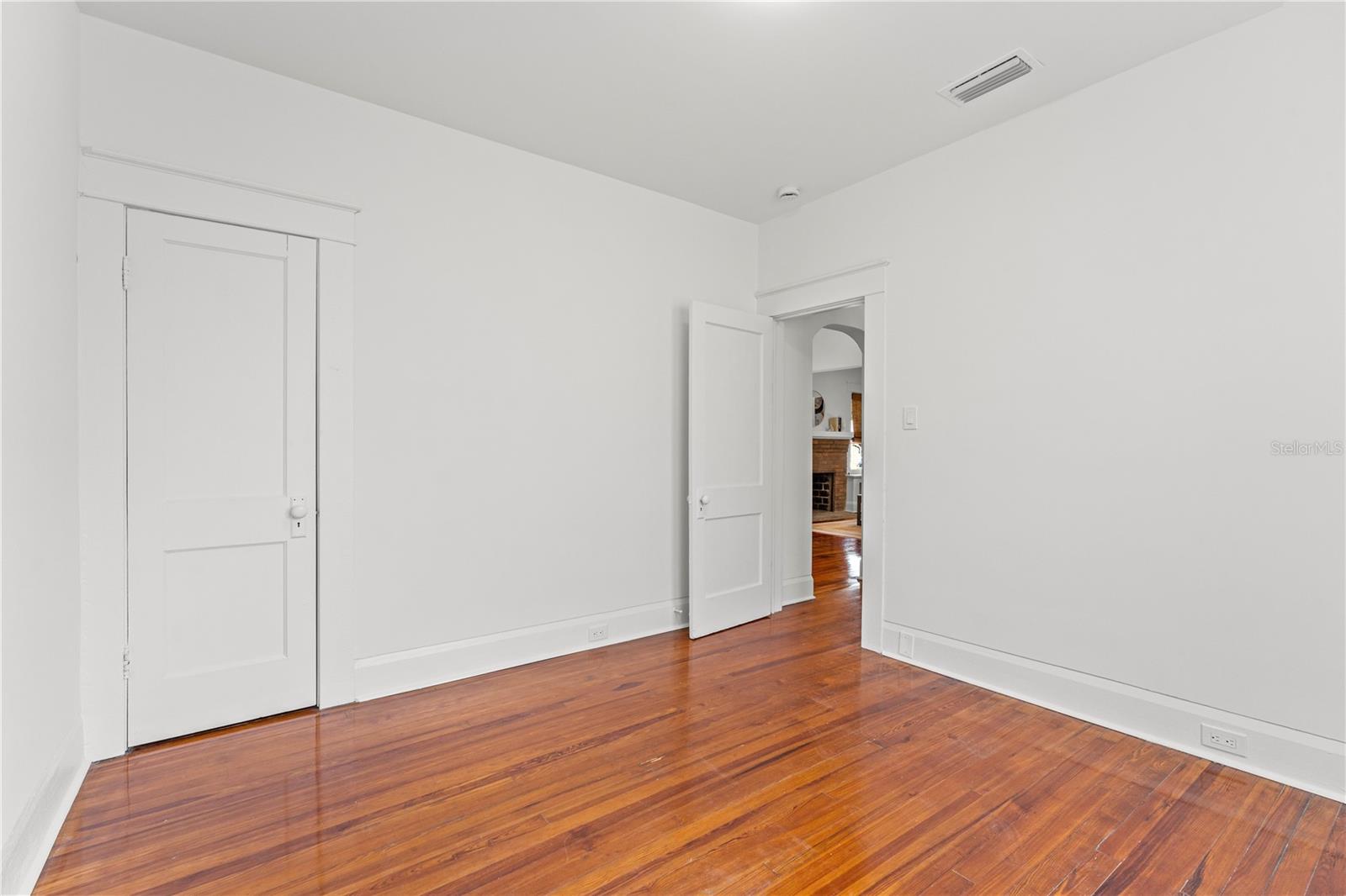 204 W CURTIS ST