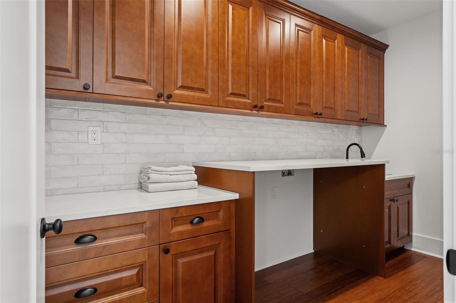 115 W HIAWATHA ST