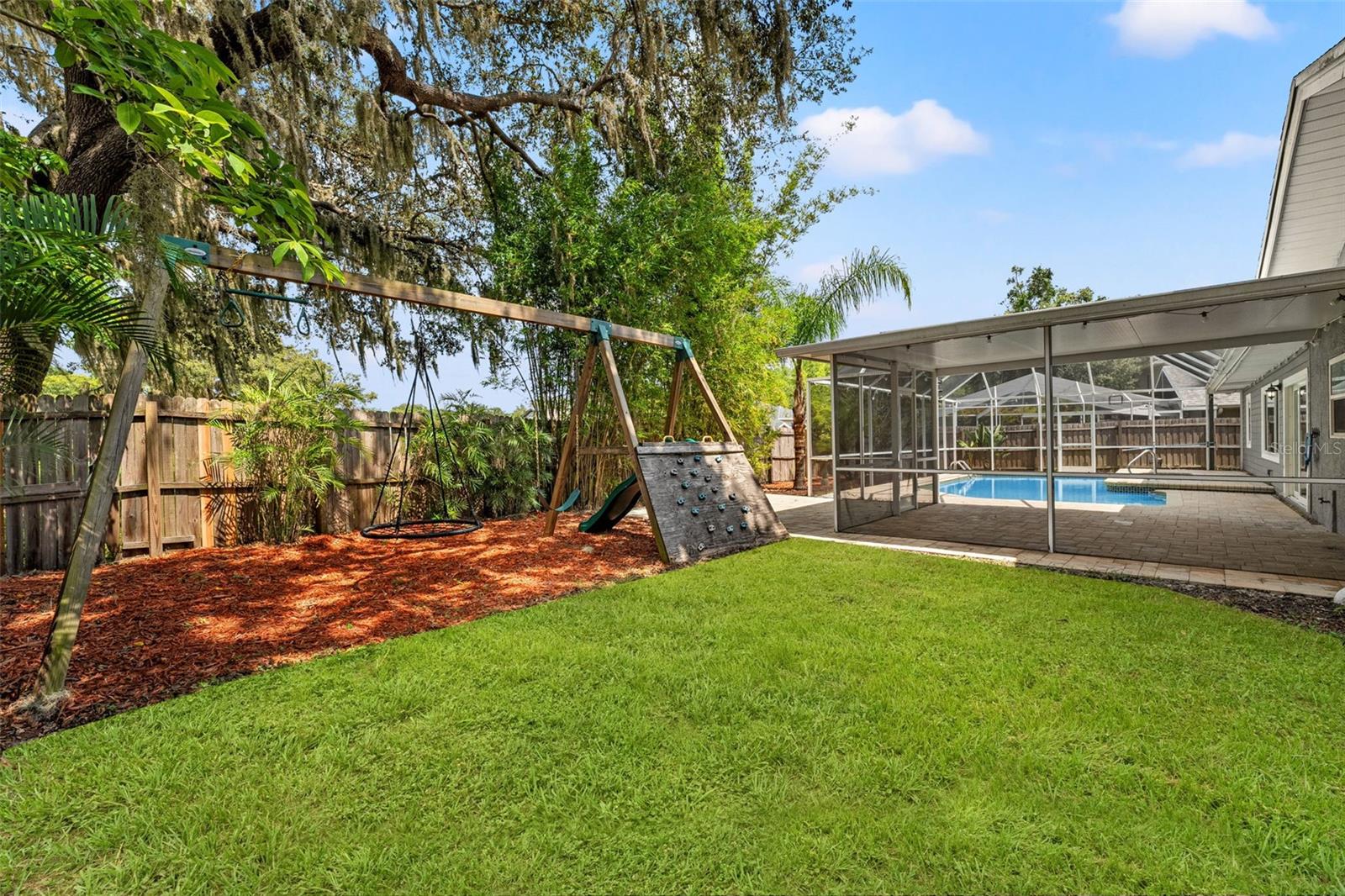 573 WHISPERING LAKES BLVD