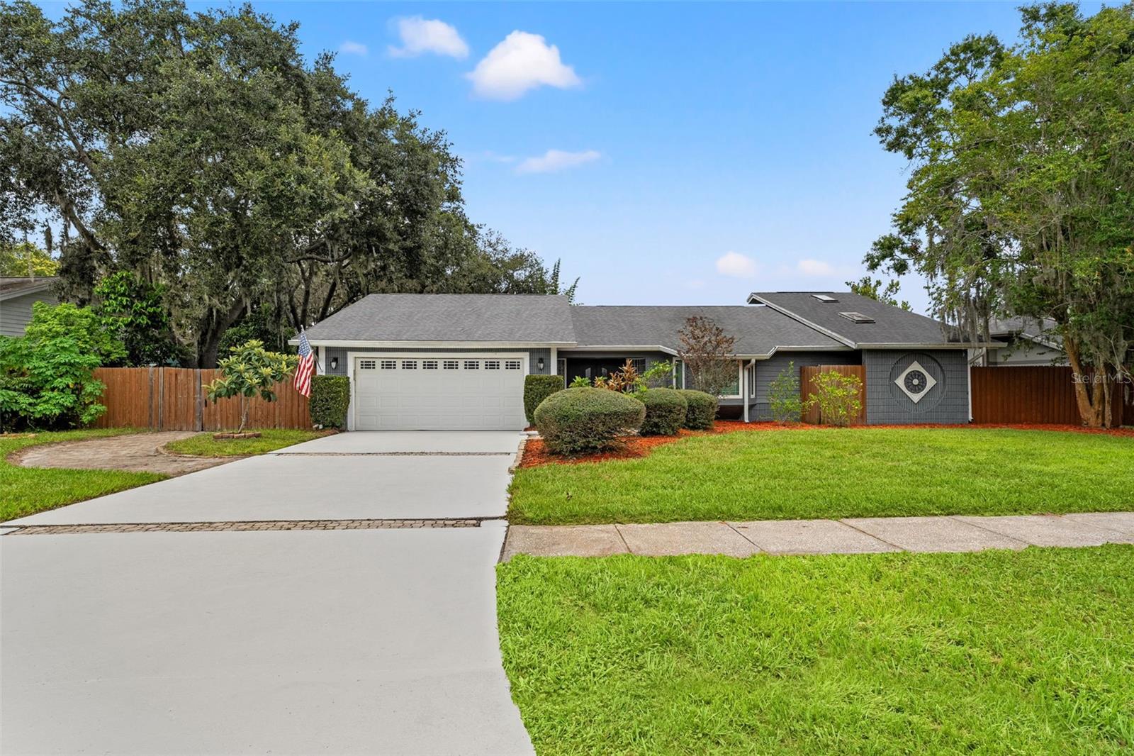 573 WHISPERING LAKES BLVD