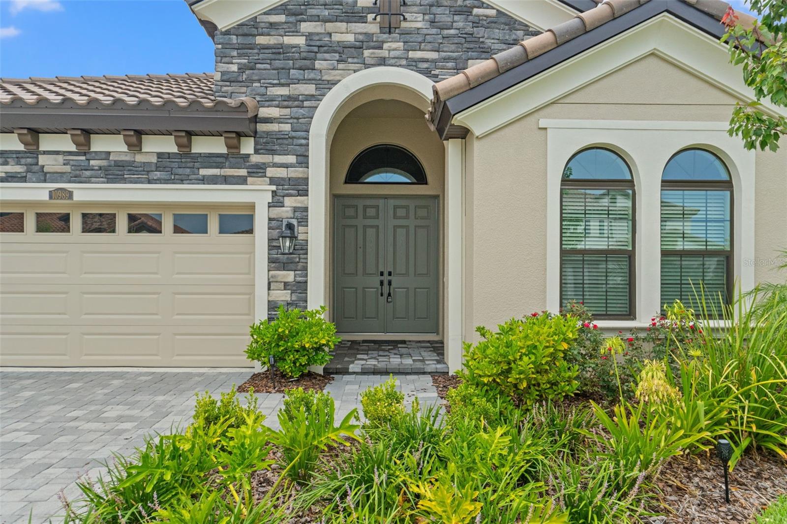 10989 RUSTIC TIMBER LOOP