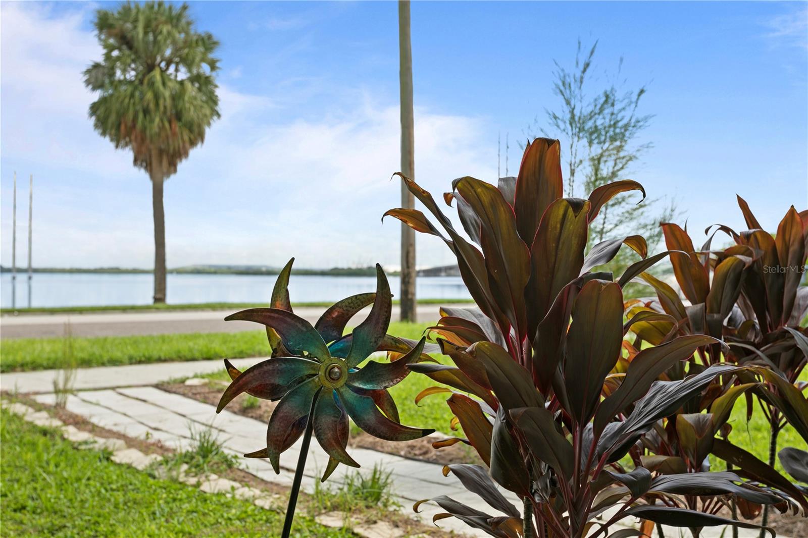 1305 S BERMUDA BLVD