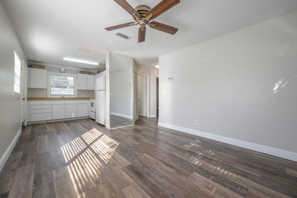 413 W HANNA AVE