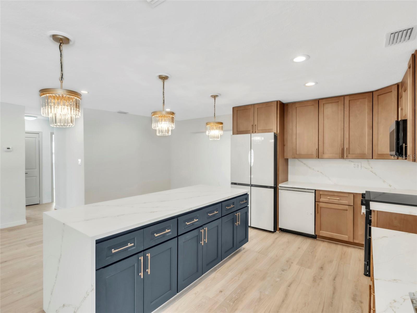 4870 VENETIAN BLVD NE