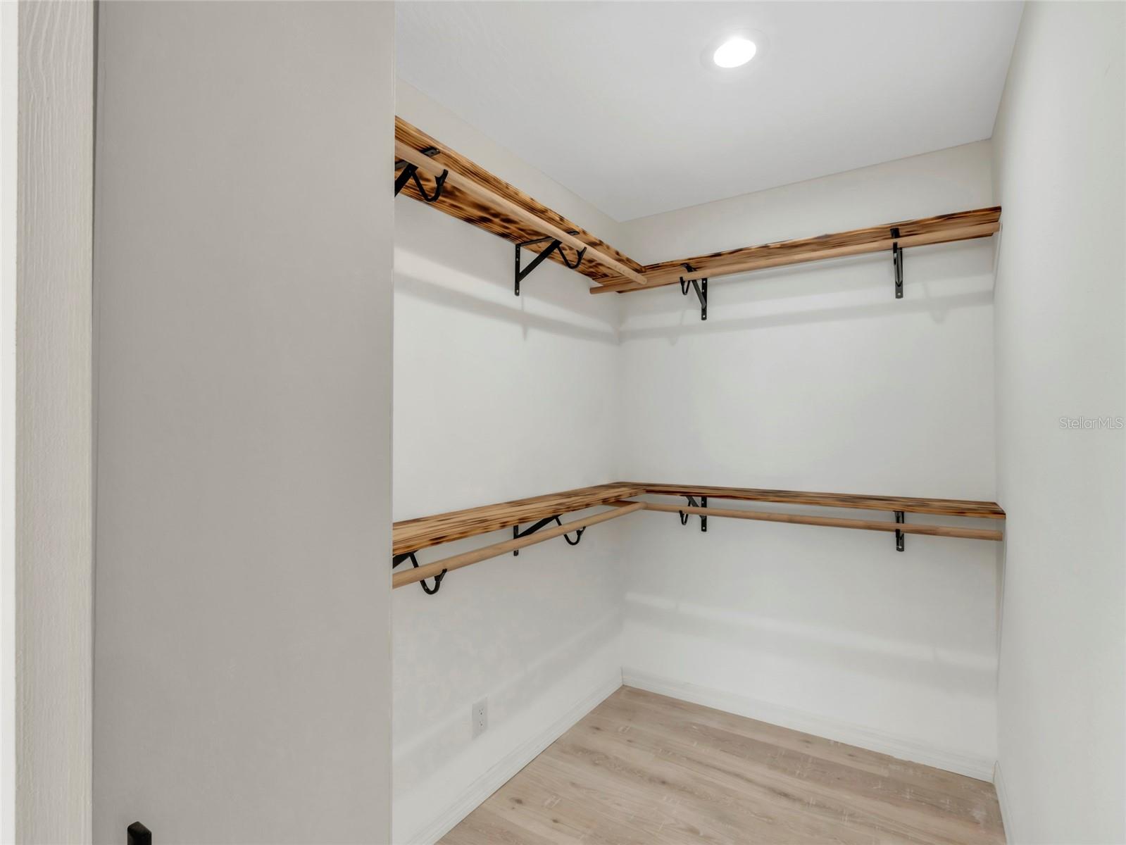 4870 VENETIAN BLVD NE