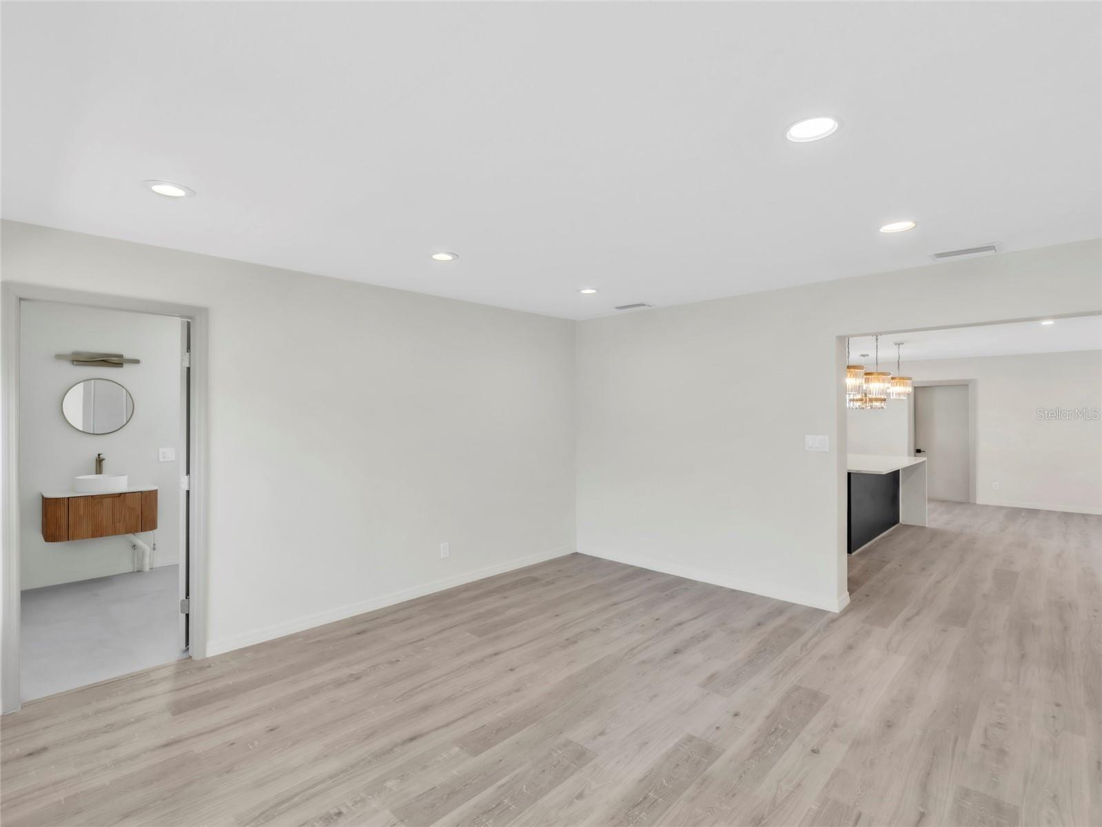 4870 VENETIAN BLVD NE