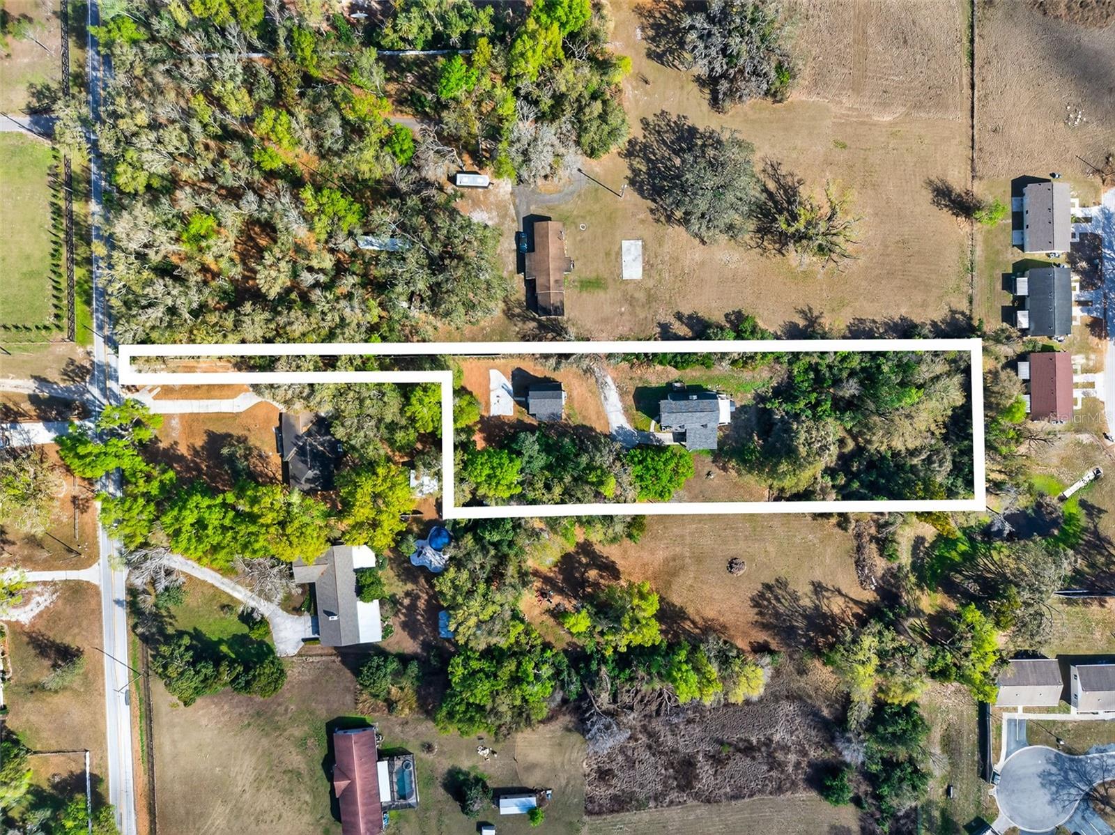 902 TWO HOUSES LN