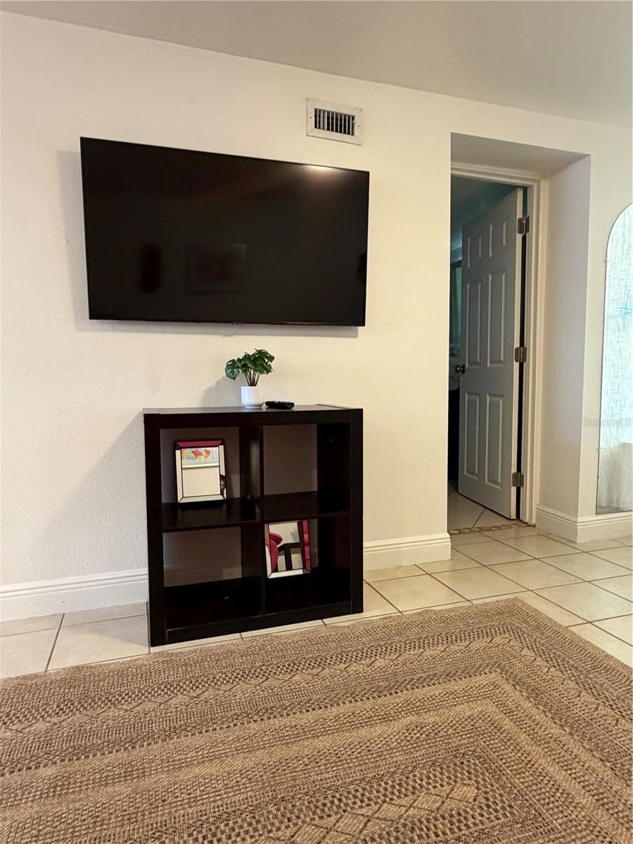 203 W CREST 1/2 AVE