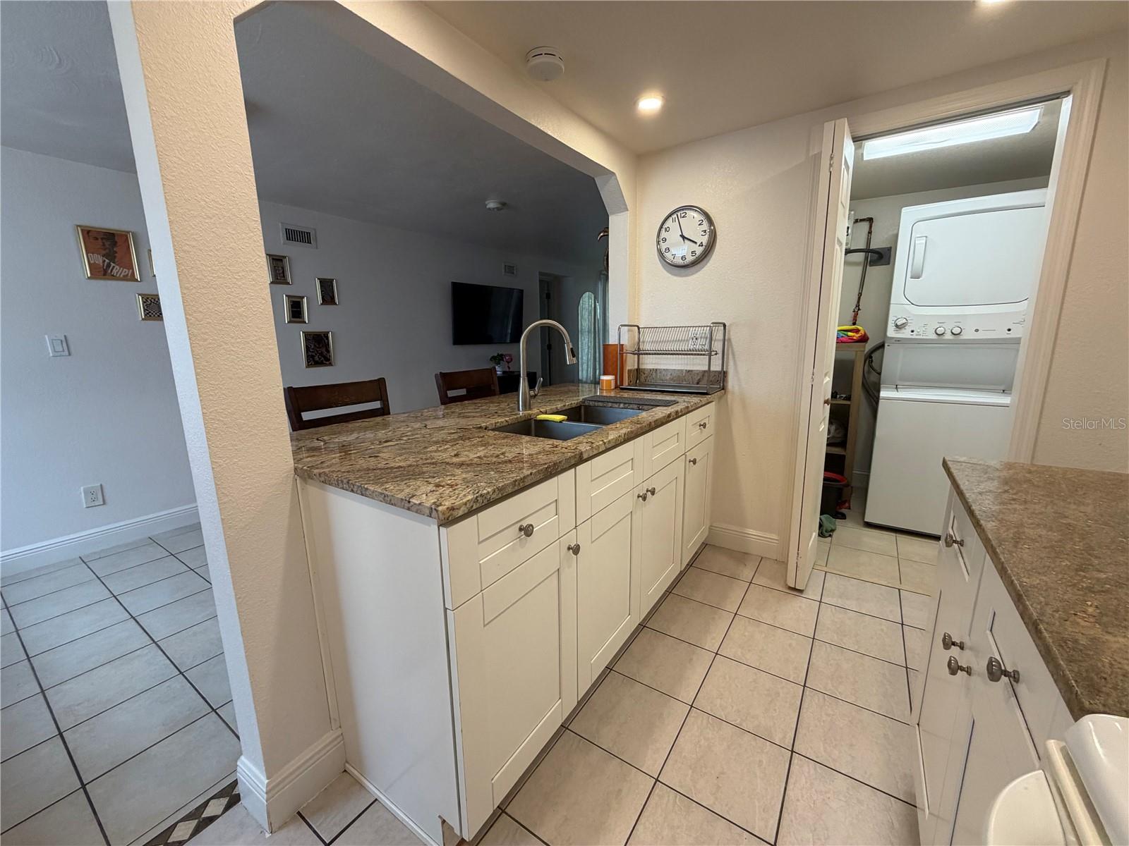 203 W CREST 1/2 AVE