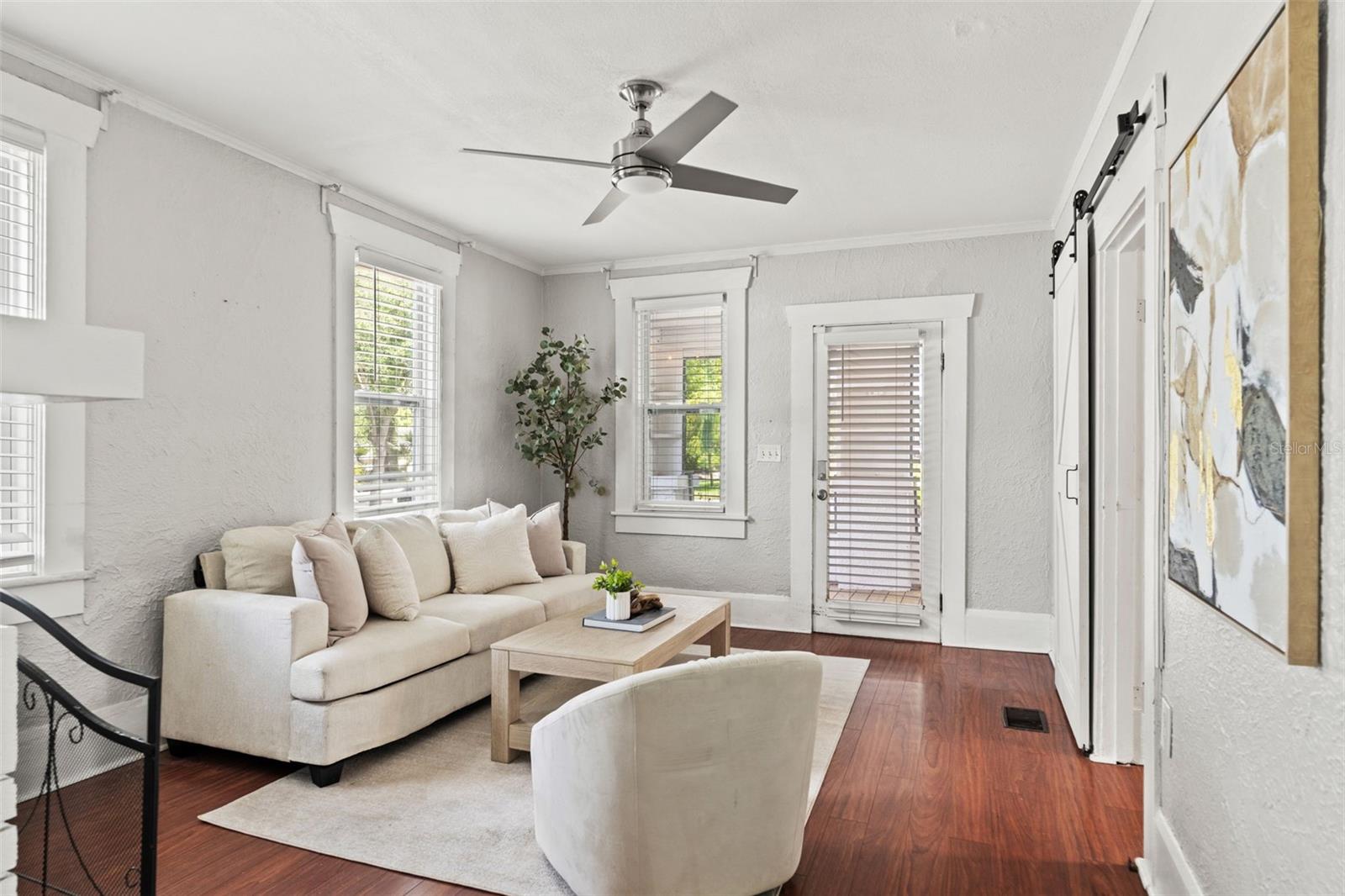 904 W HENRY AVE