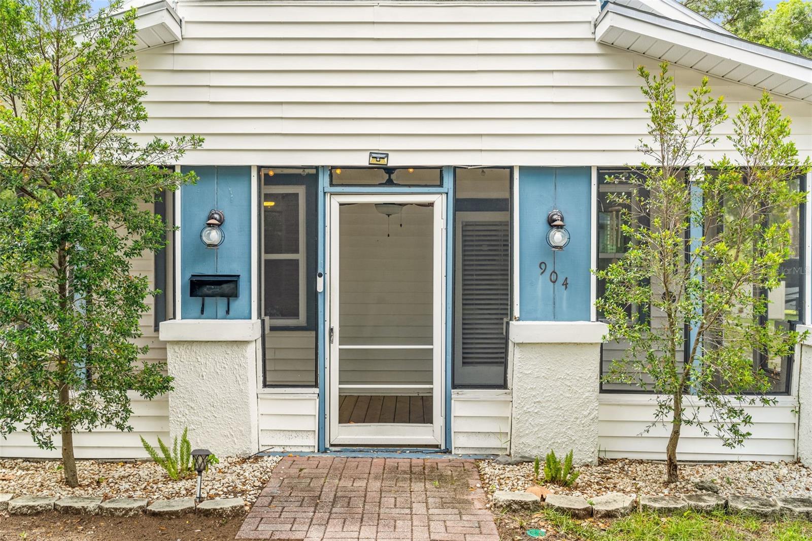 904 W HENRY AVE