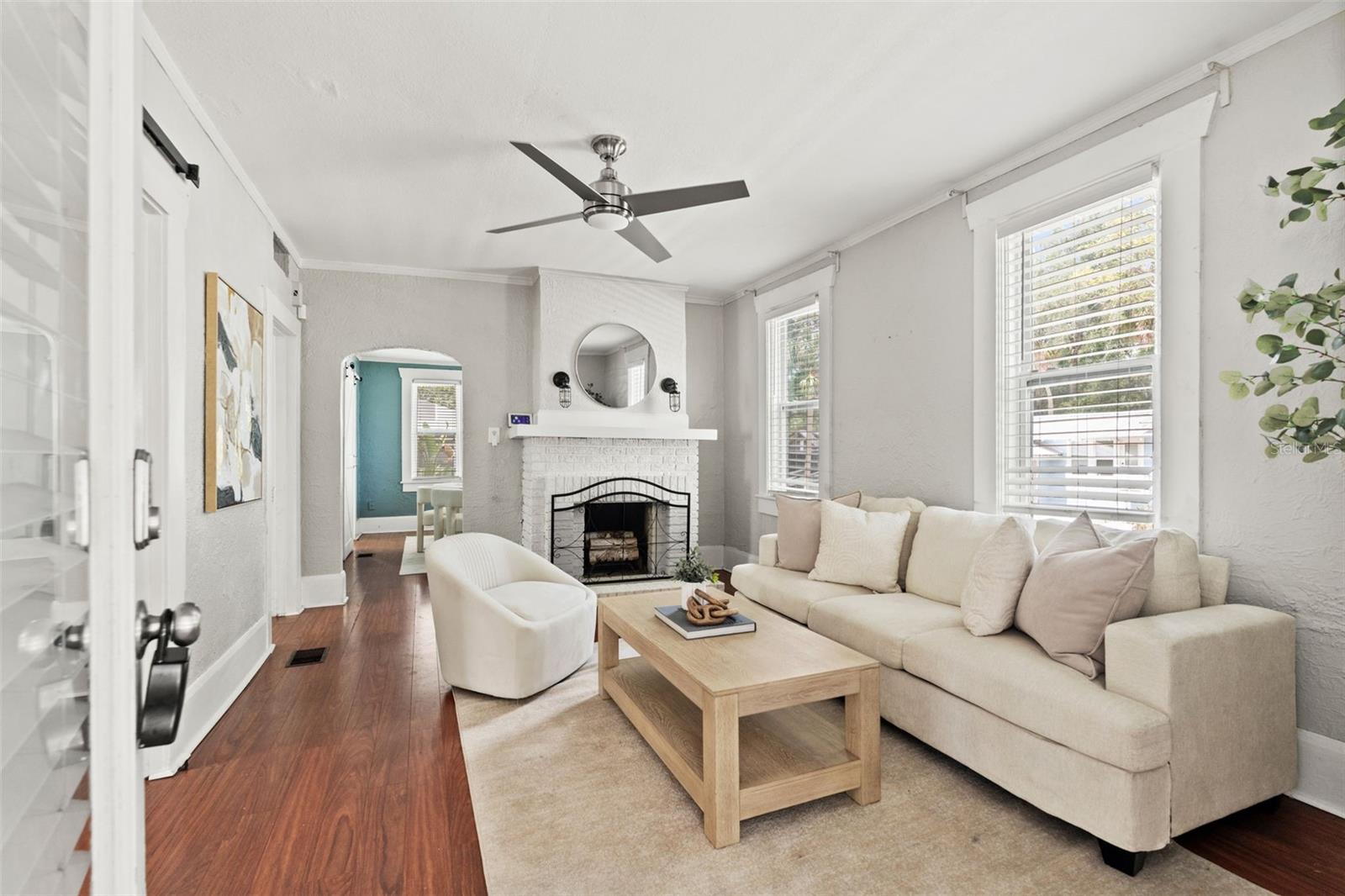 904 W HENRY AVE