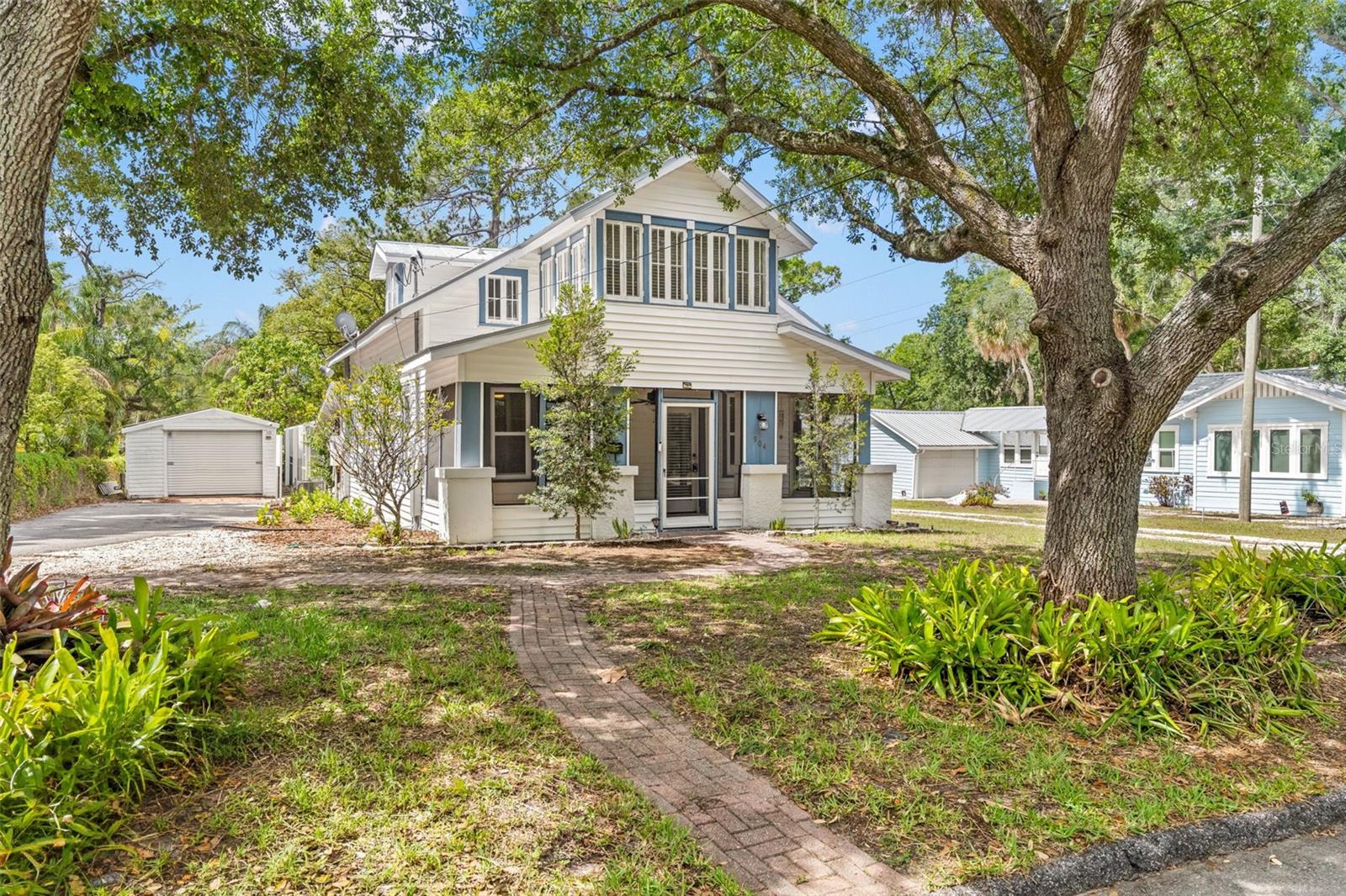 904 W HENRY AVE