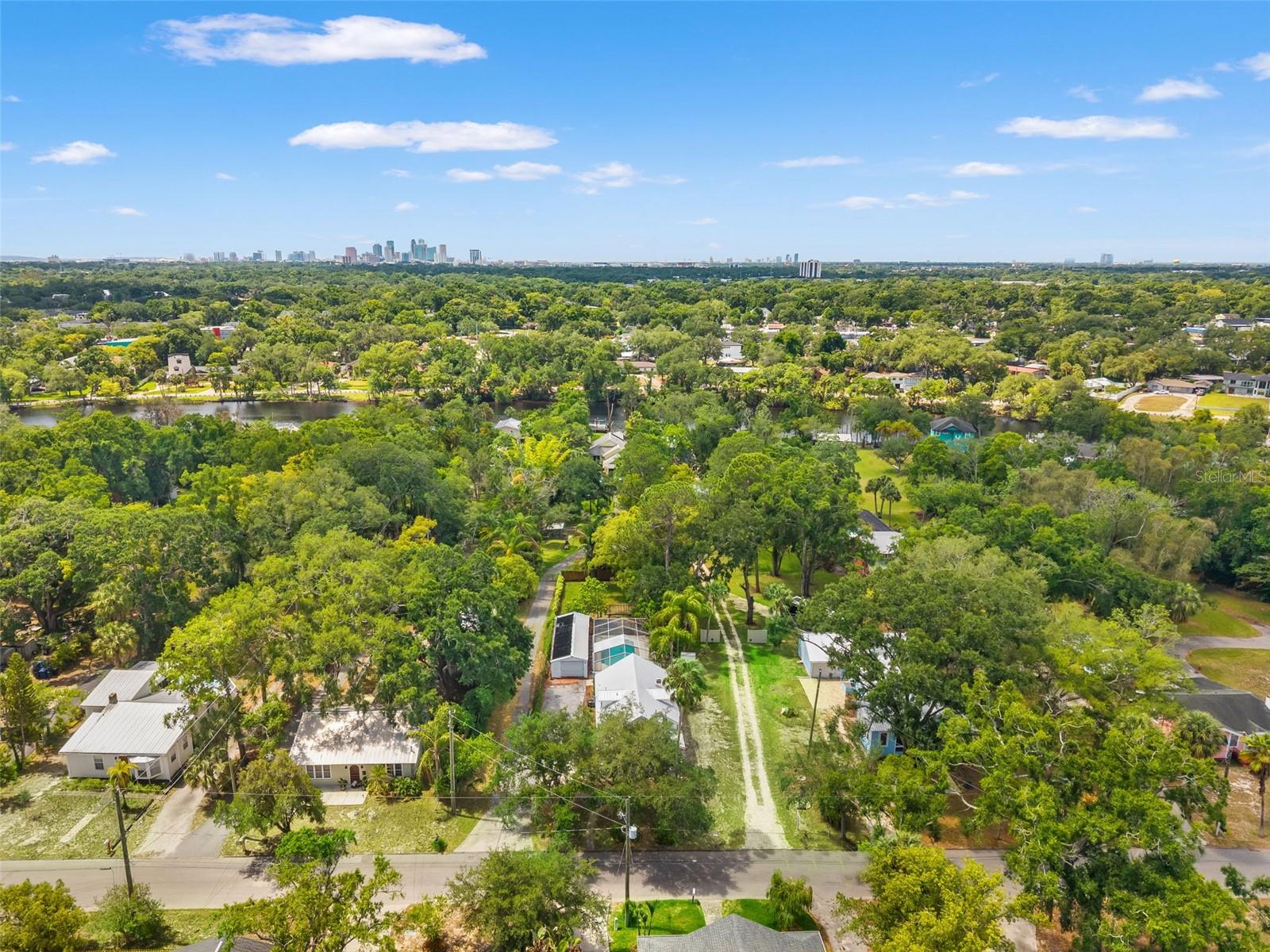 904 W HENRY AVE