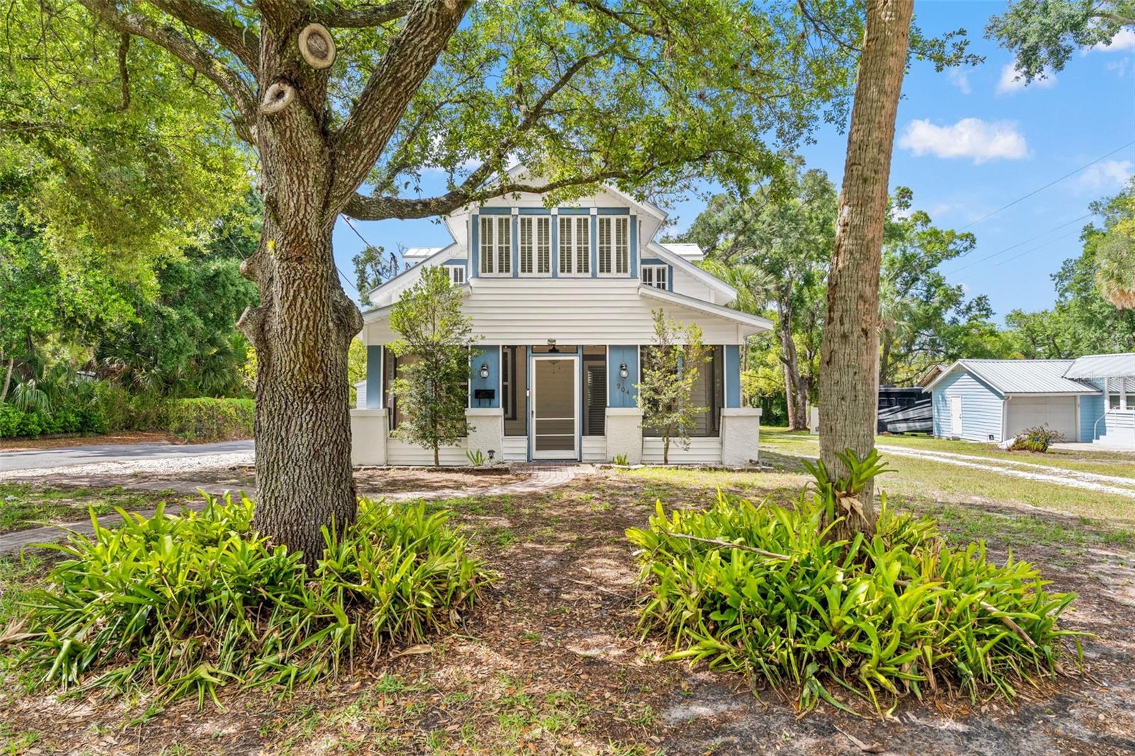 904 W HENRY AVE