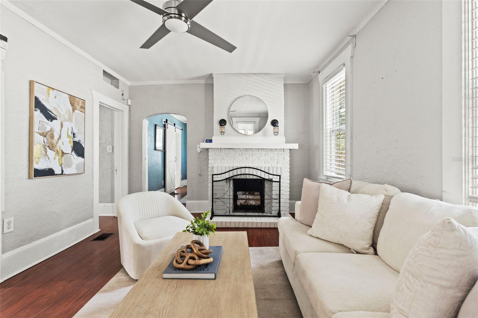 904 W HENRY AVE
