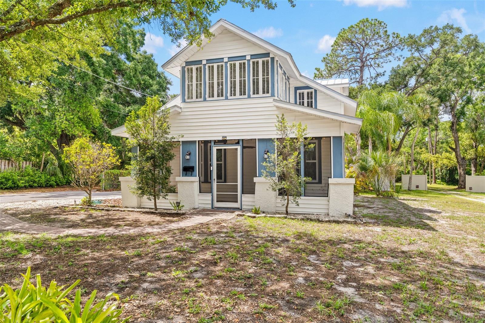 904 W HENRY AVE