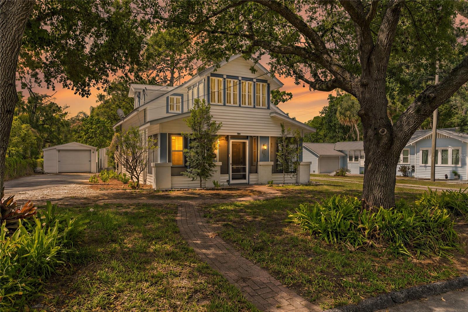 904 W HENRY AVE