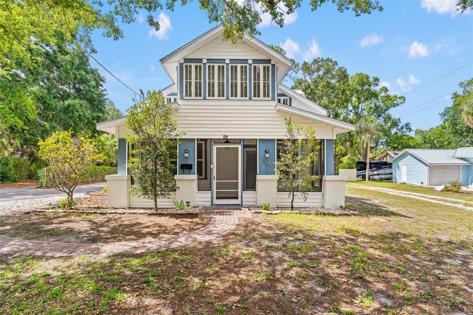 904 W HENRY AVE