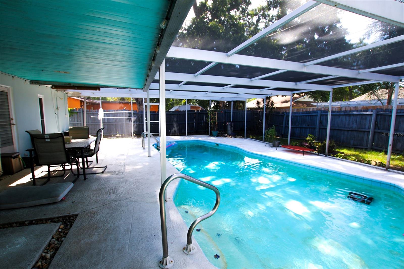 1462 CAROLYN LN