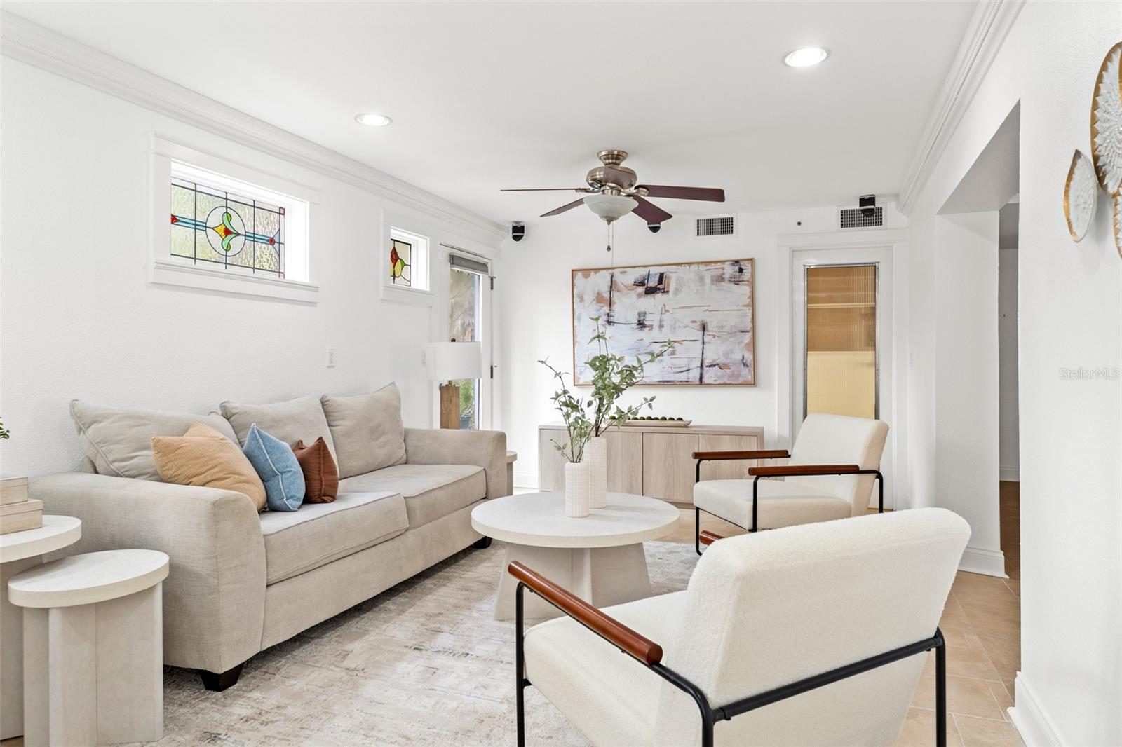 906 W HENRY AVE