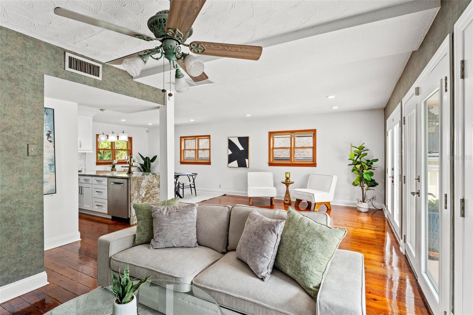 906 W HENRY AVE