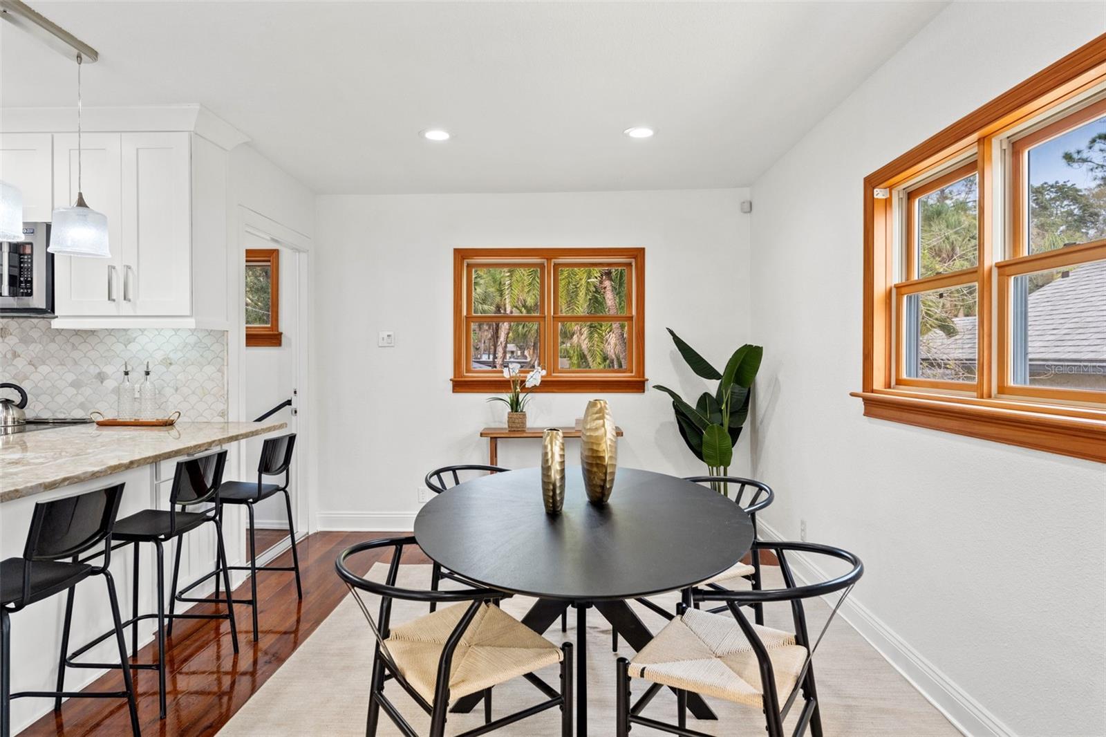 906 W HENRY AVE