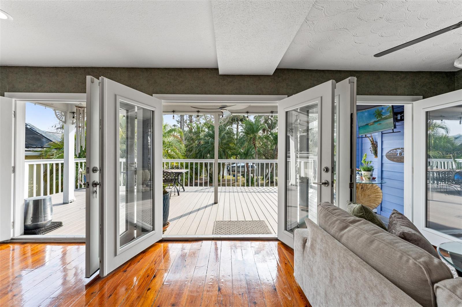 906 W HENRY AVE