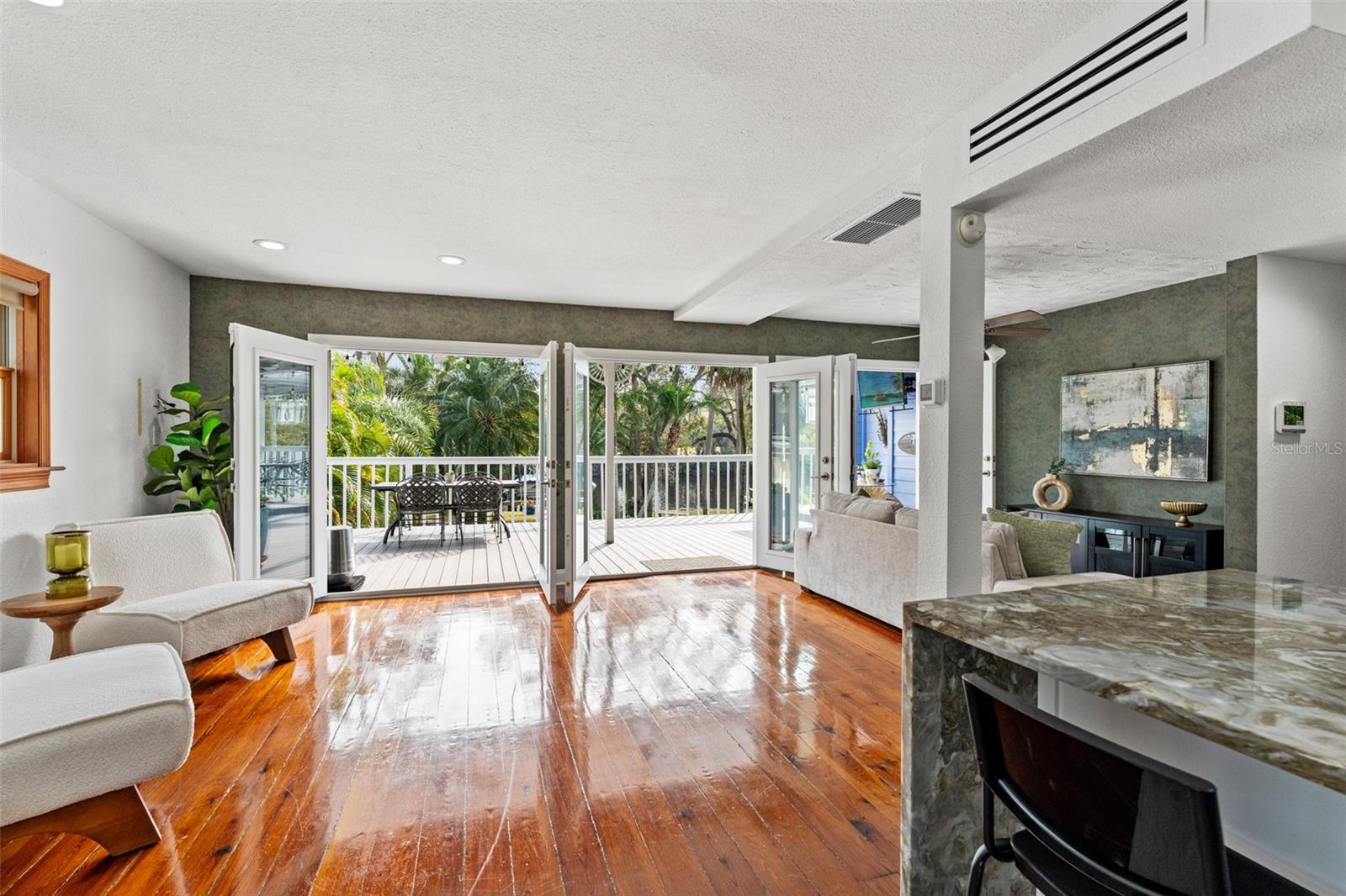 906 W HENRY AVE
