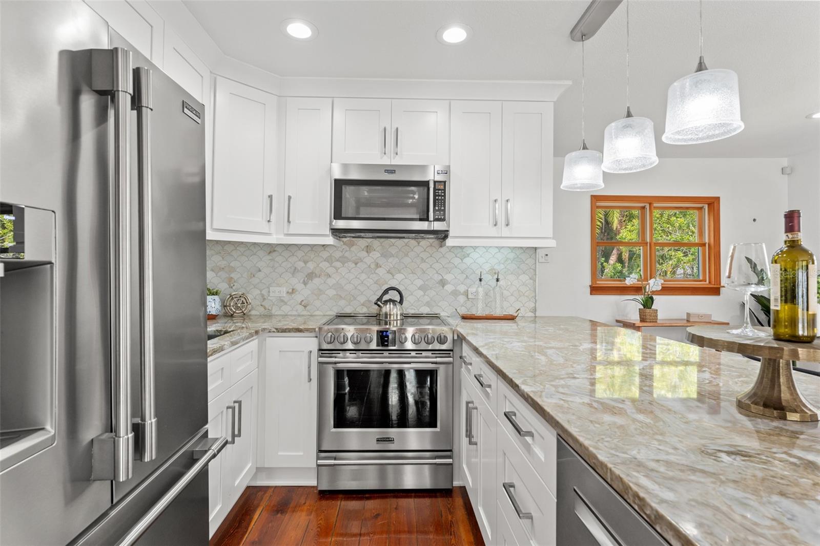 906 W HENRY AVE