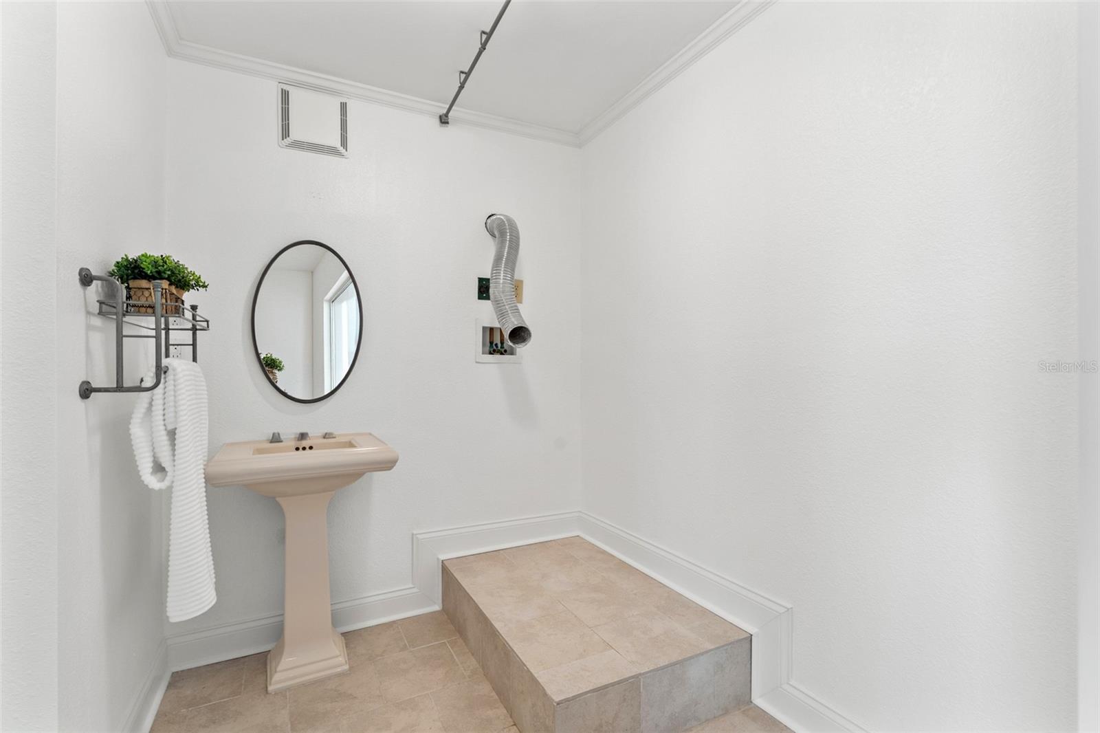 906 W HENRY AVE