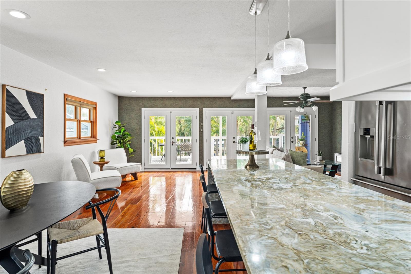 906 W HENRY AVE