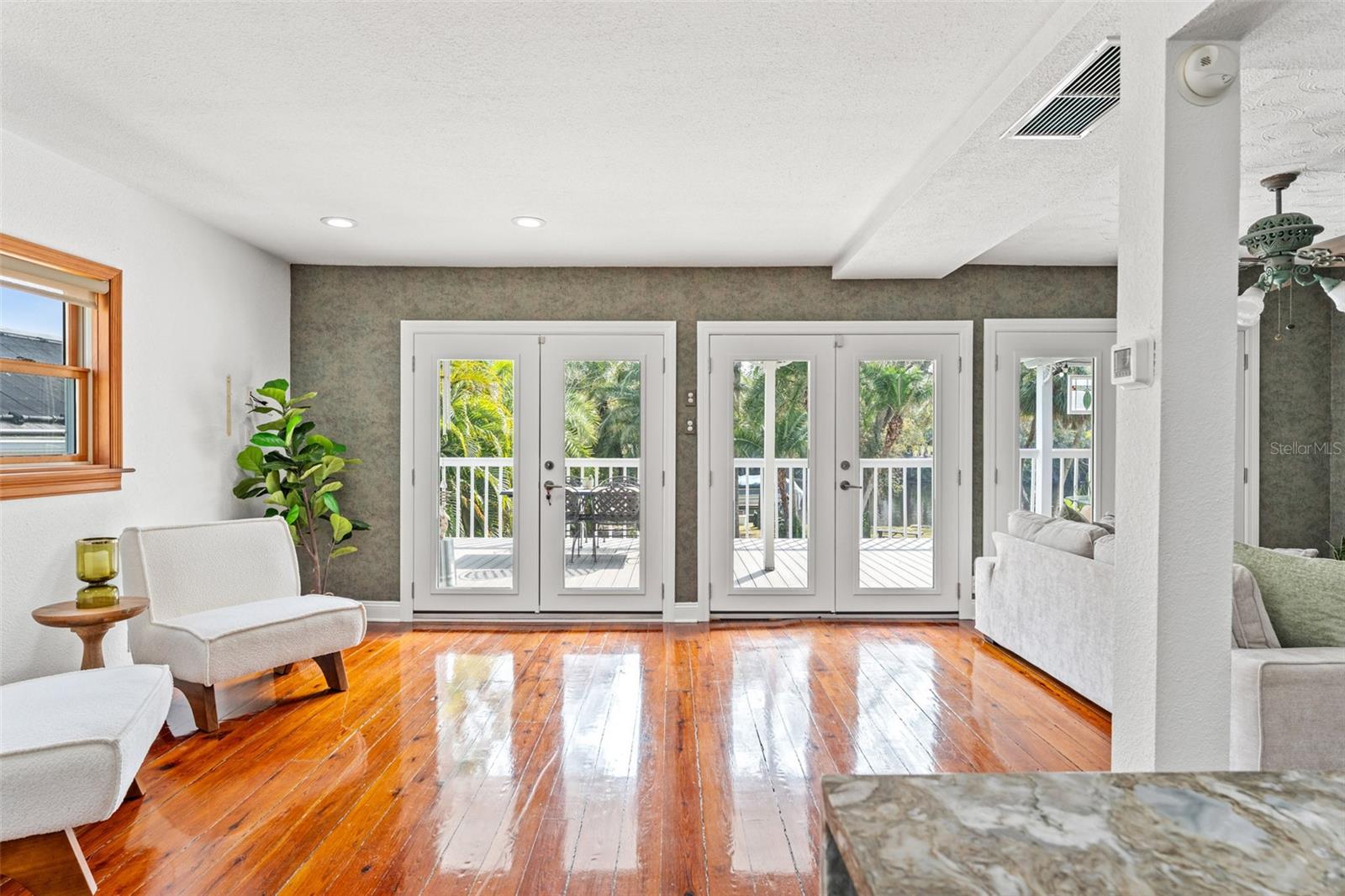 906 W HENRY AVE