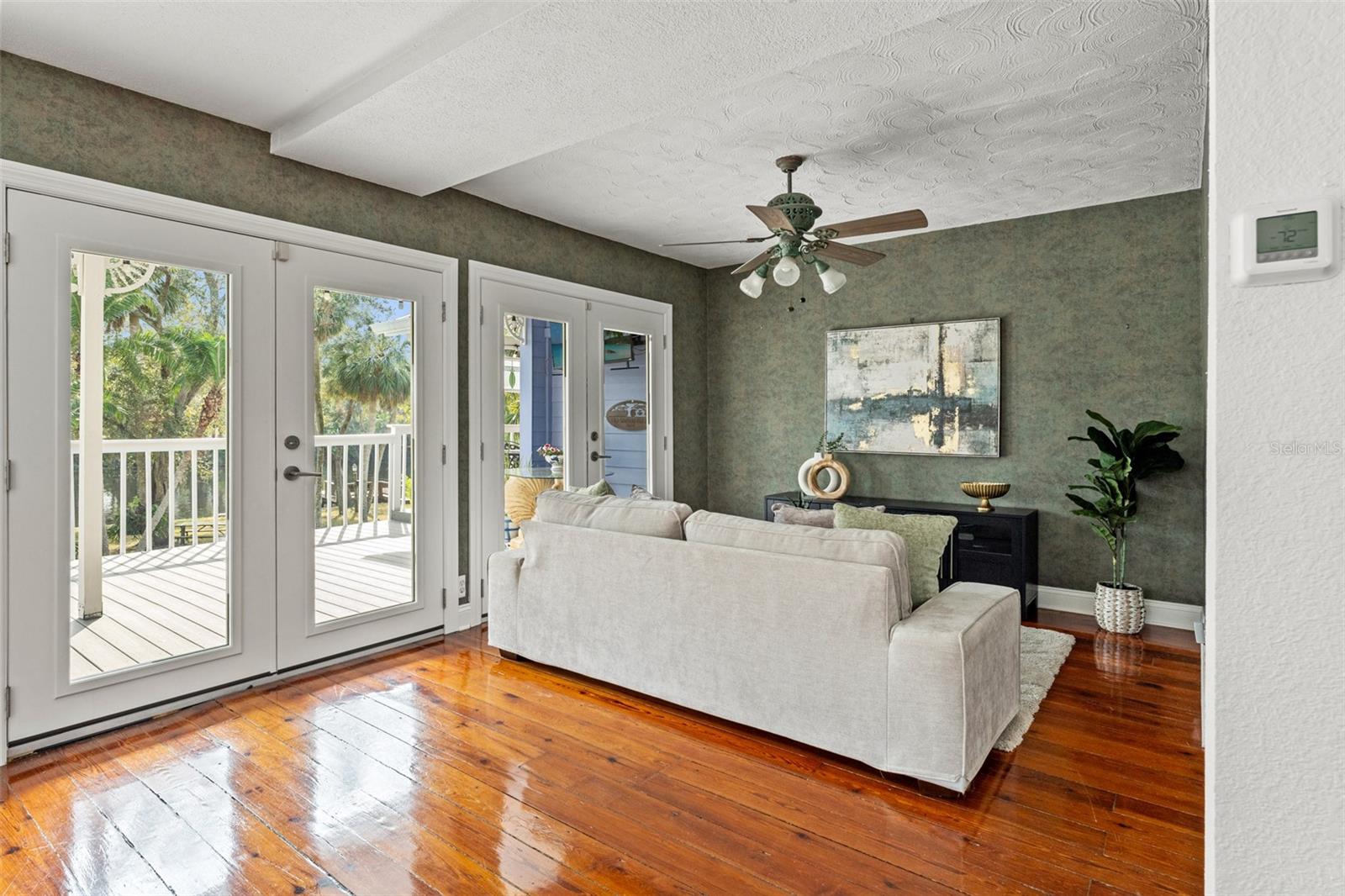 906 W HENRY AVE