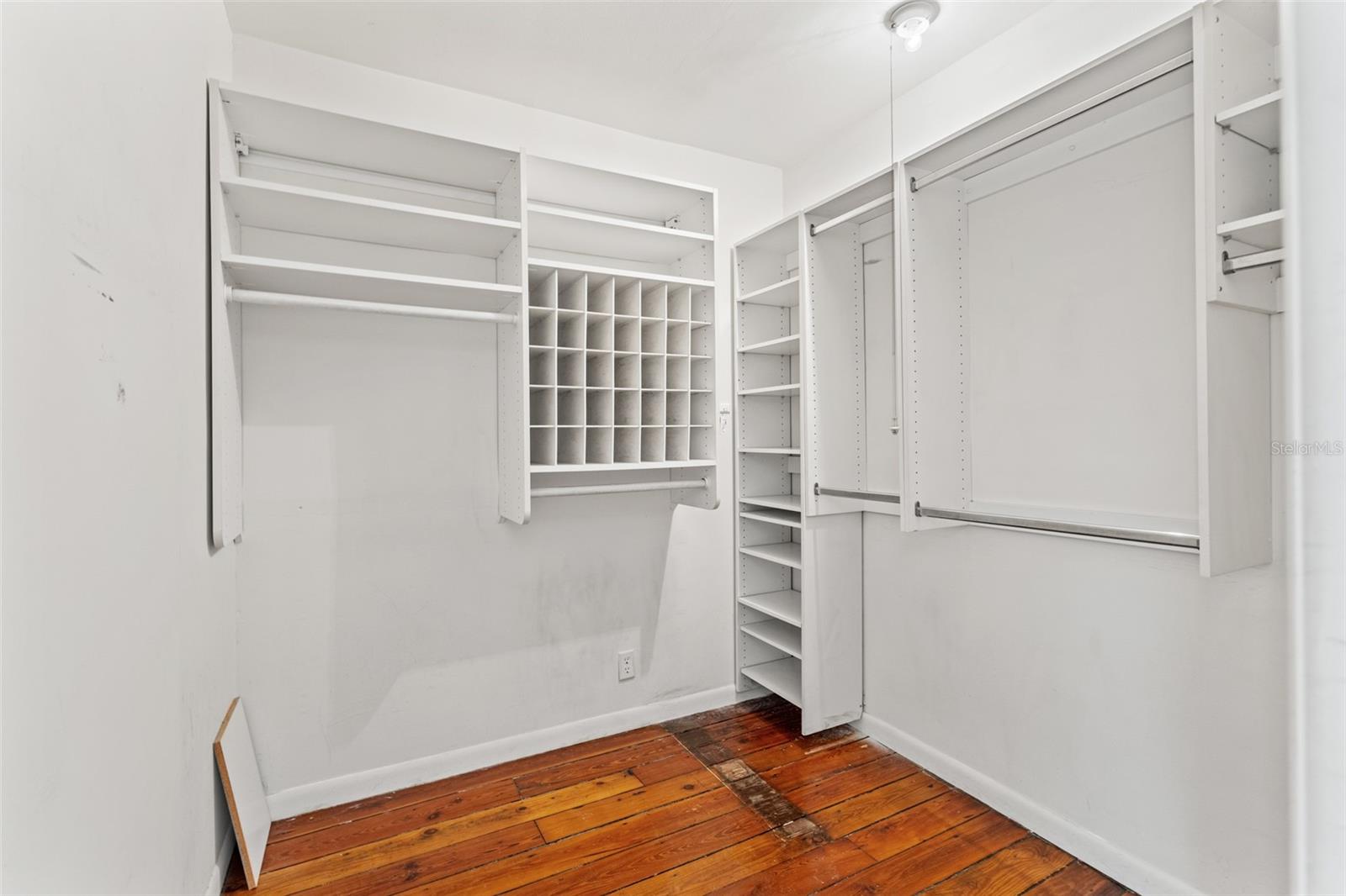 906 W HENRY AVE