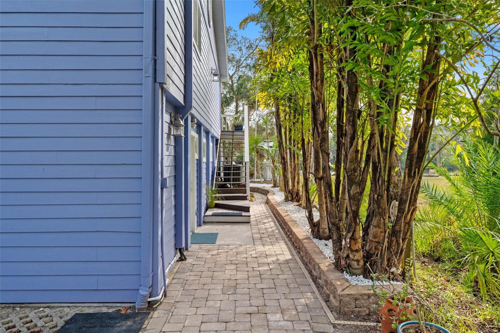 906 W HENRY AVE