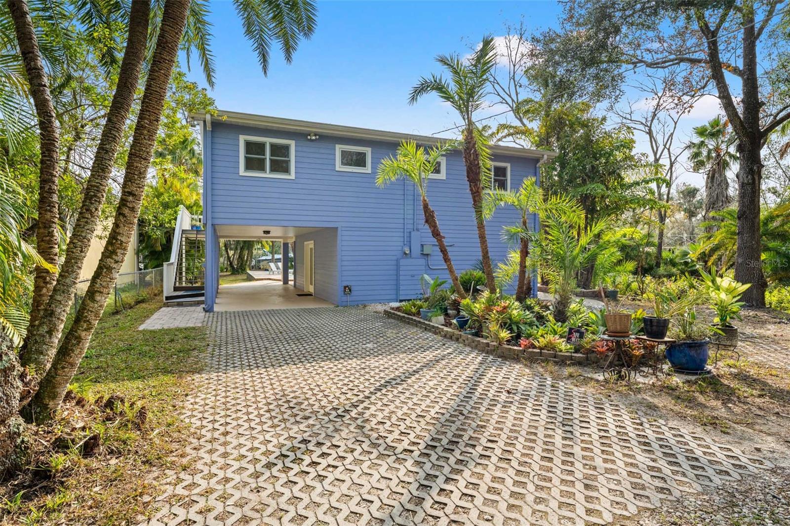 906 W HENRY AVE