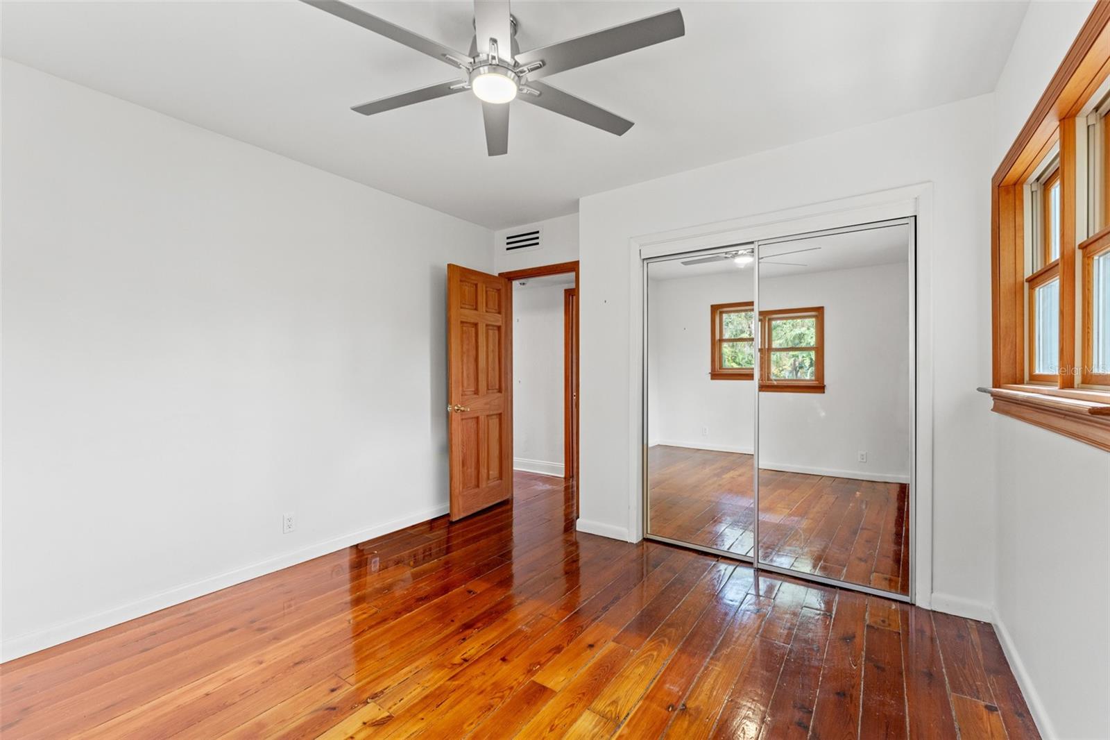 906 W HENRY AVE