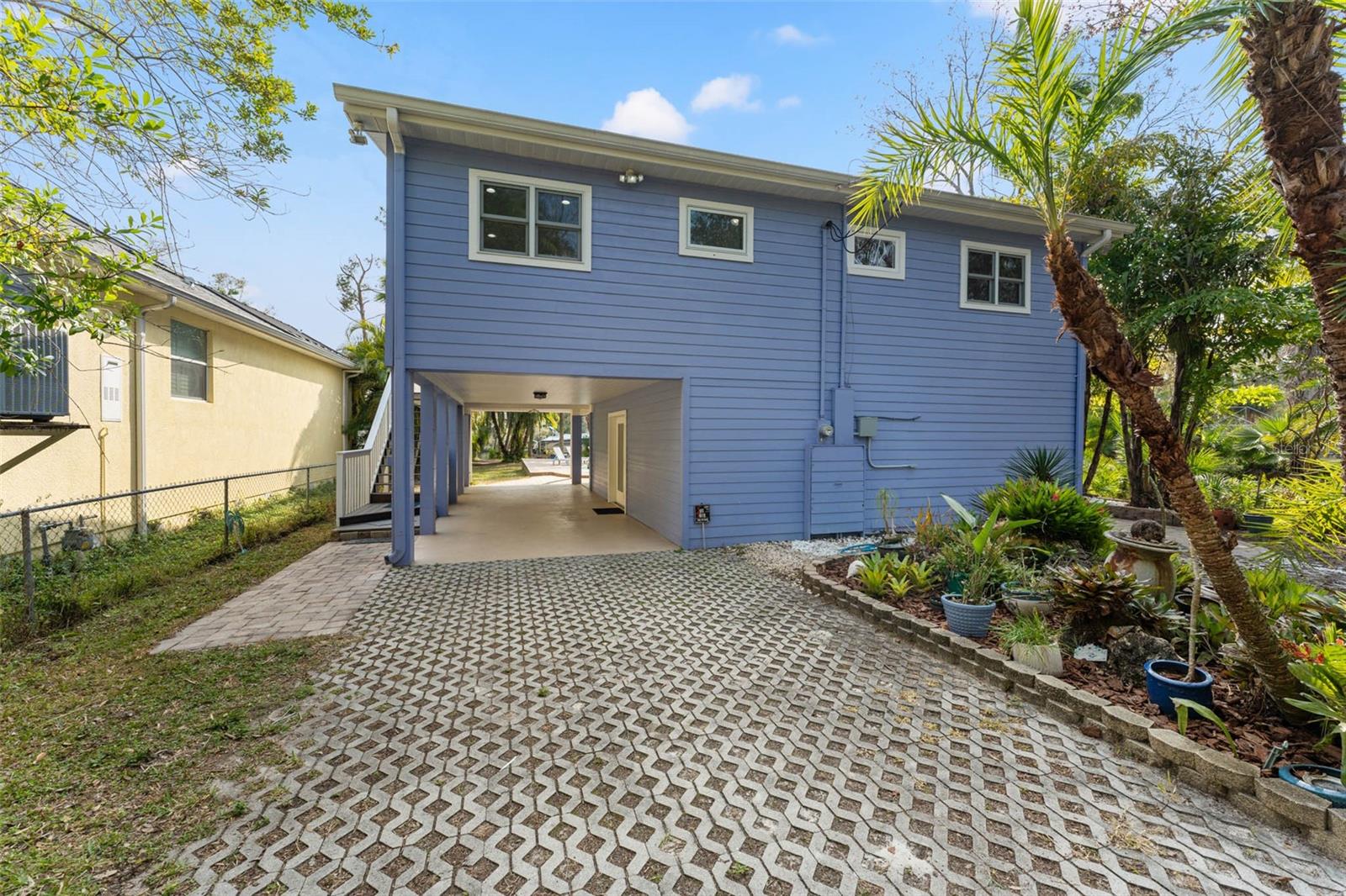 906 W HENRY AVE