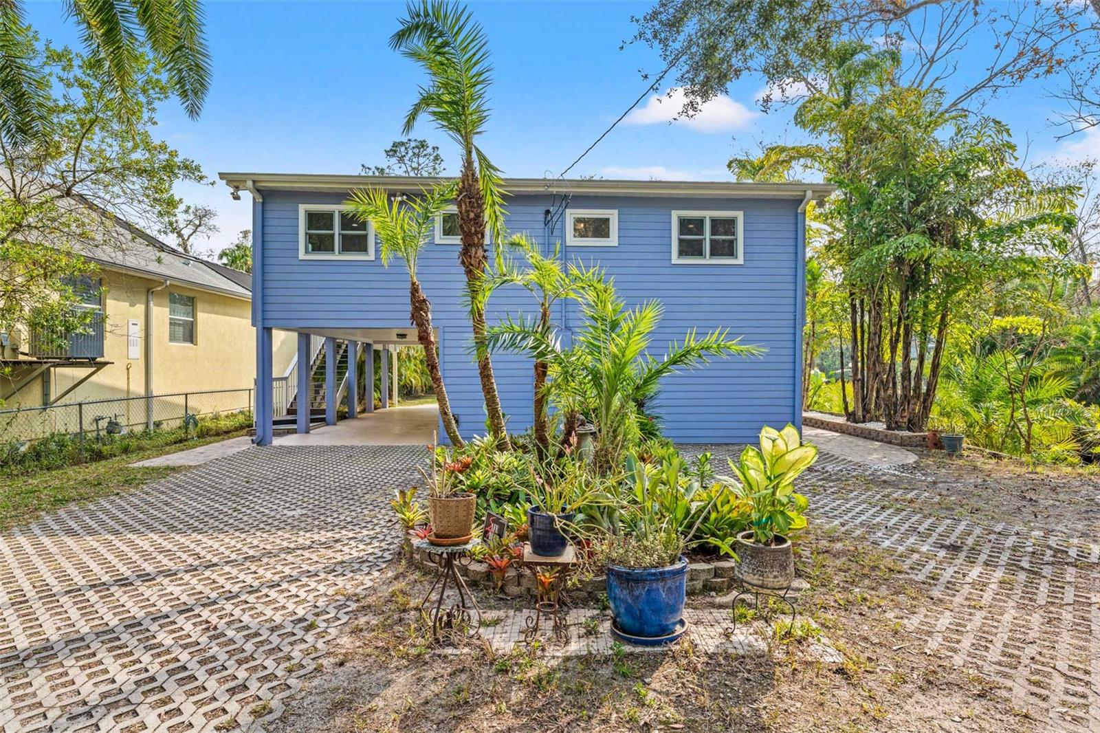 906 W HENRY AVE