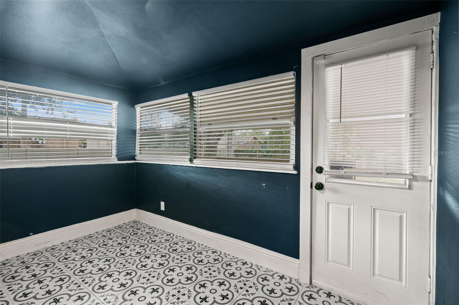 102 W NORTH ST
