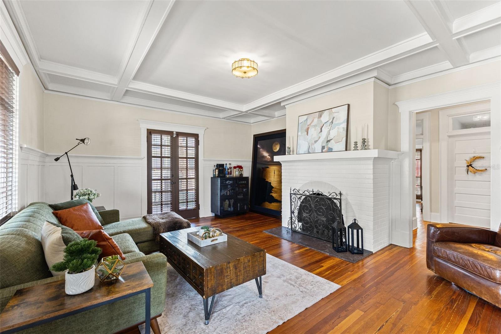 120 W COMANCHE AVE