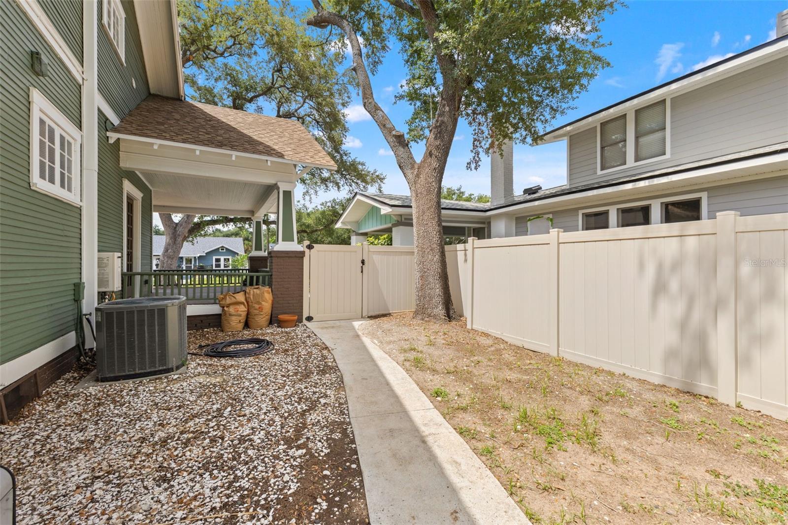 120 W COMANCHE AVE