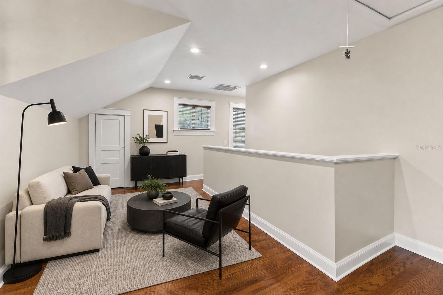 120 W COMANCHE AVE