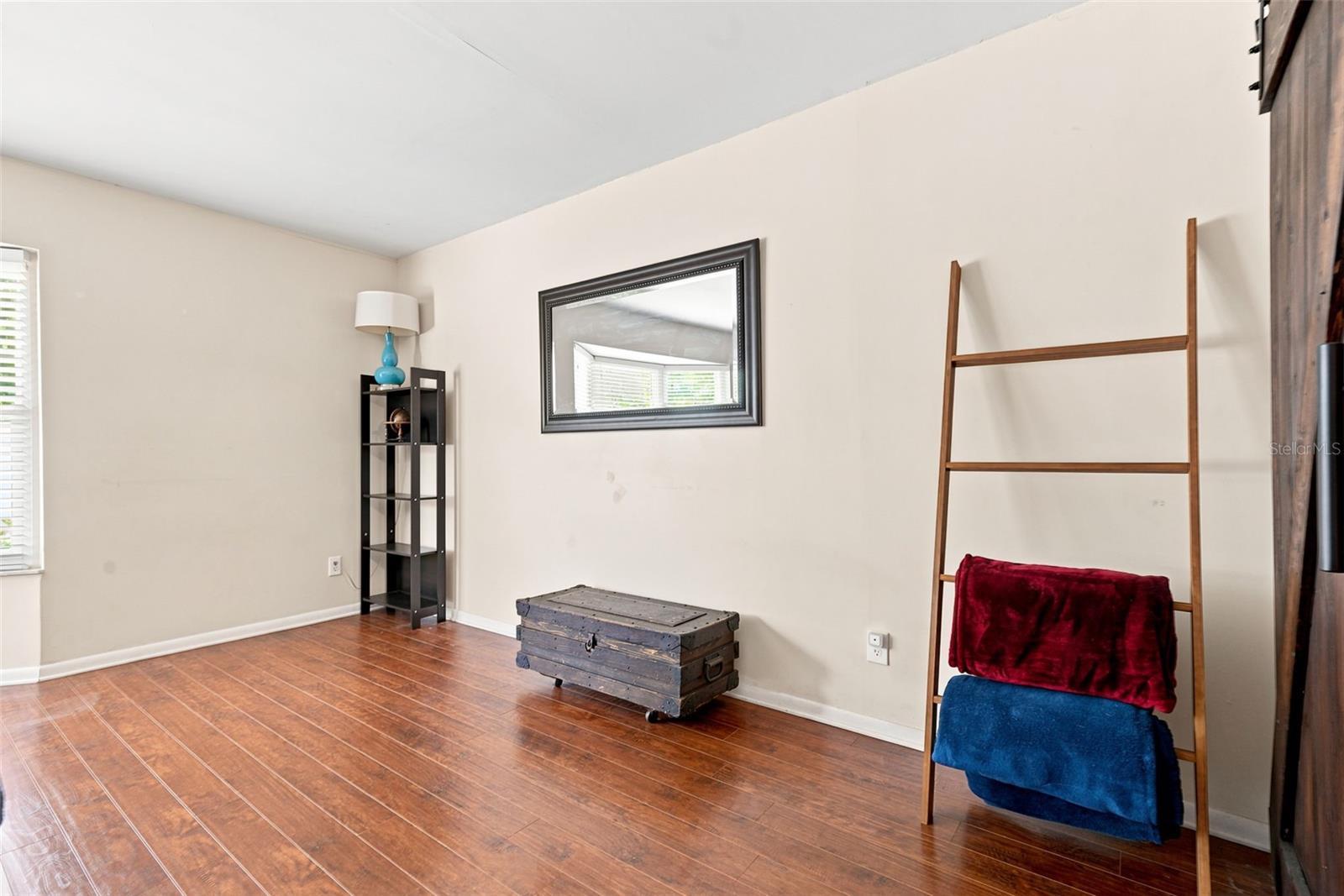 1901 E DIANA ST